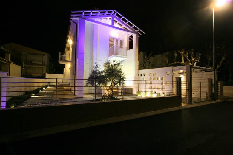 Villa in Via Dei Platani in zona Lido di Camaiore a Camaiore
