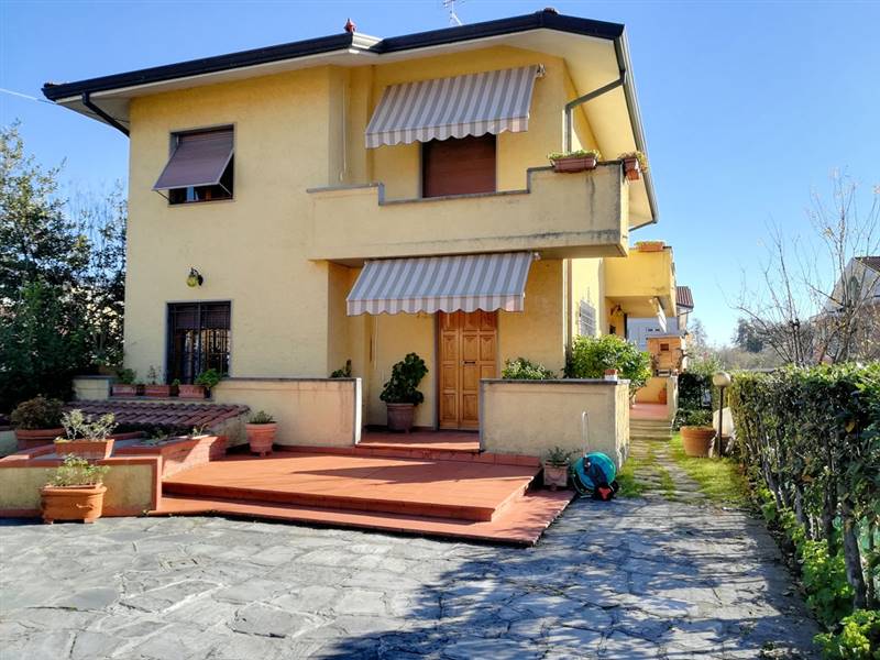 Villa in Via Fivizzano in zona Marina di Massa a Massa