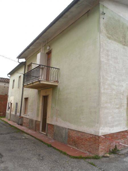 Casa semi indipendente abitabile in zona Lunata a Capannori