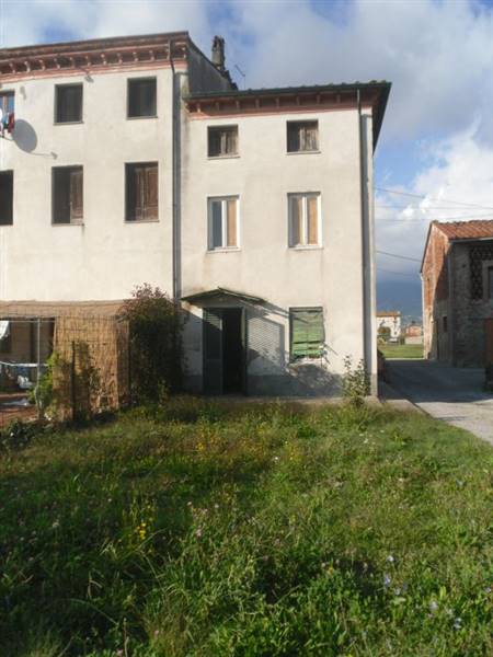 Terratetto da ristrutturare in zona Lunata a Capannori