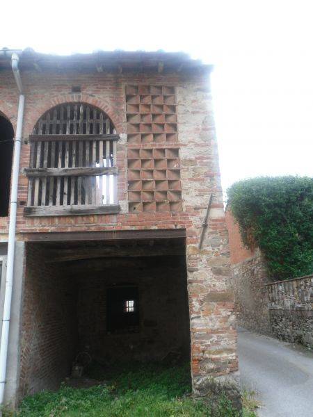 Colonica da ristrutturare a Capannori