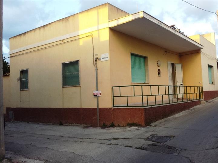 Casa singola in Via Francesco Cilea in zona Cava D'Aliga a Scicli
