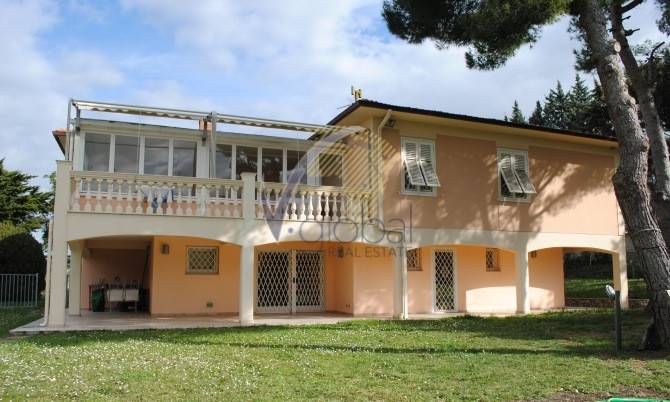 Villa in Viale del Tirreno in zona Montenero a Livorno