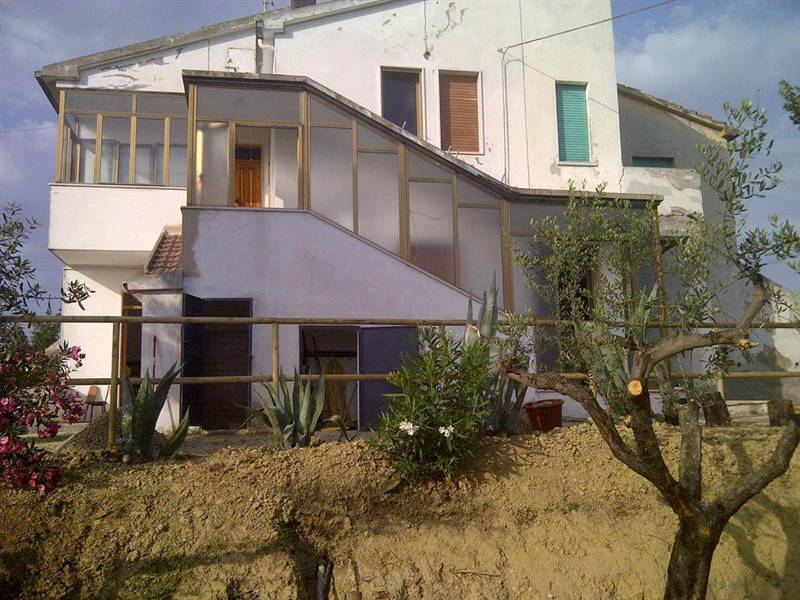 Casa semi indipendente in Via San Giacomo in zona Cipressi a Citta'Sant'Angelo