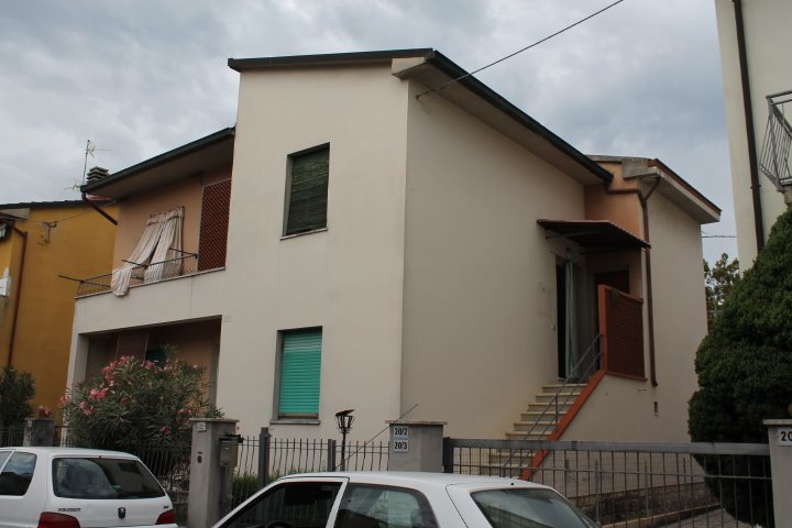 Casa singola abitabile in zona Giglio a Montevarchi