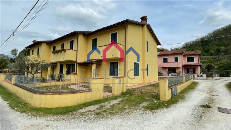 Villa a schiera da ristrutturare a Borgo a Mozzano