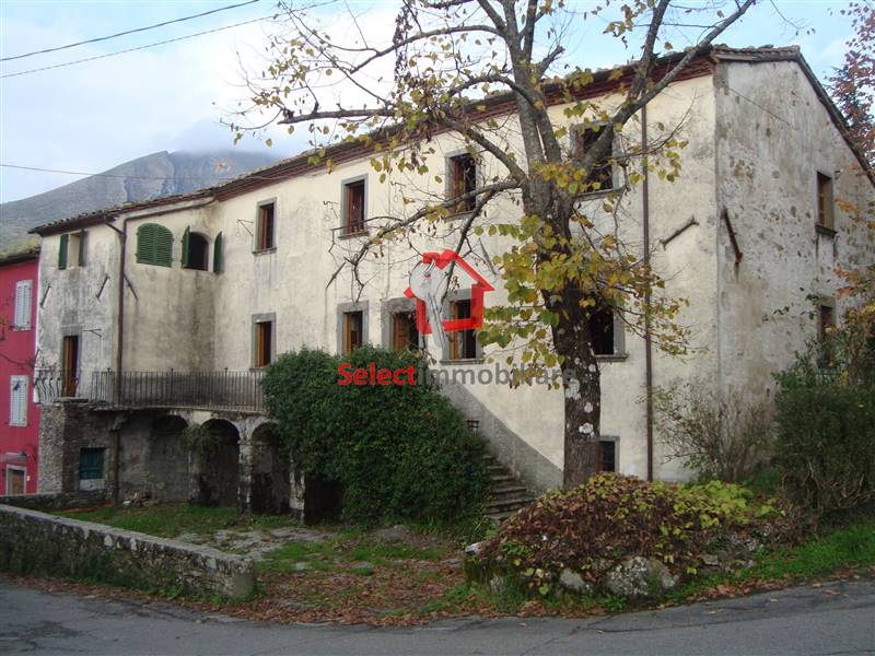 Casa semi indipendente da ristrutturare in zona San Gemignano a Bagni di Lucca