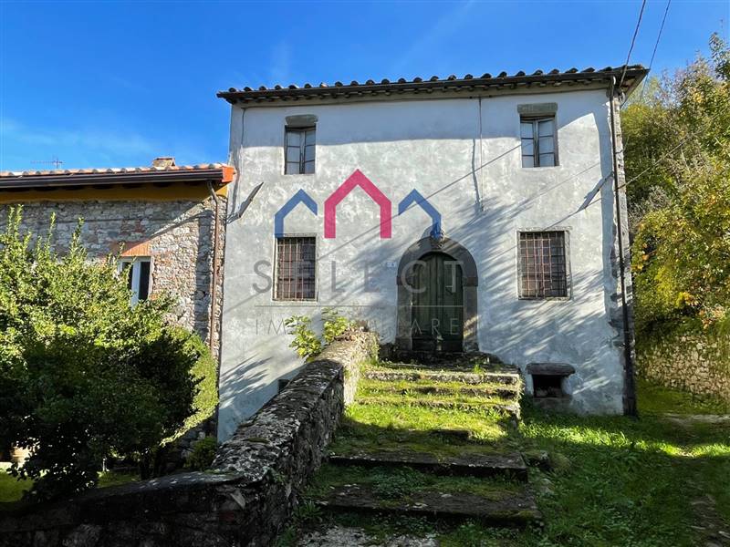 Casa semi indipendente da ristrutturare in zona San Romano a Borgo a Mozzano