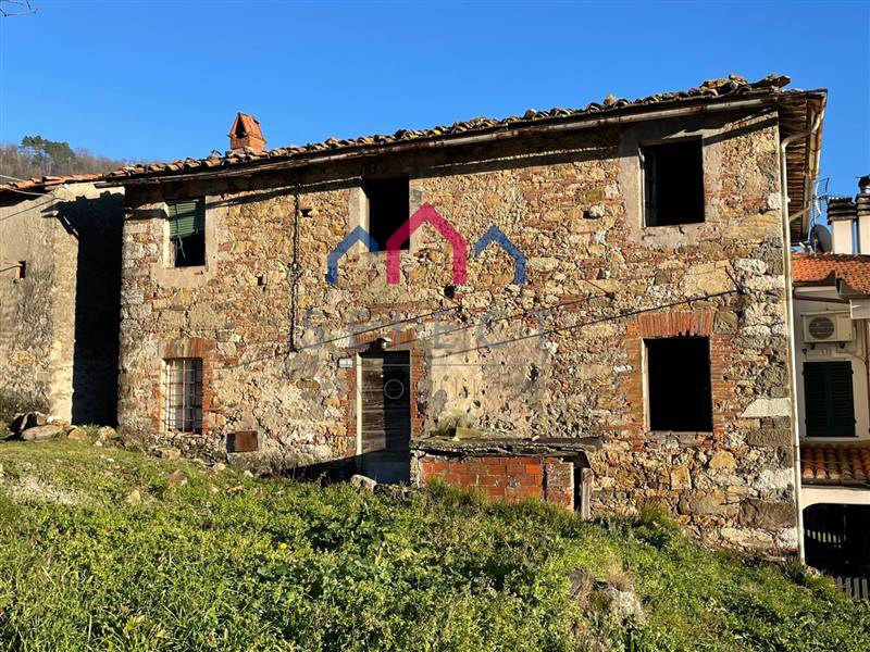 Casa semi indipendente da ristrutturare in zona Domazzano a Borgo a Mozzano