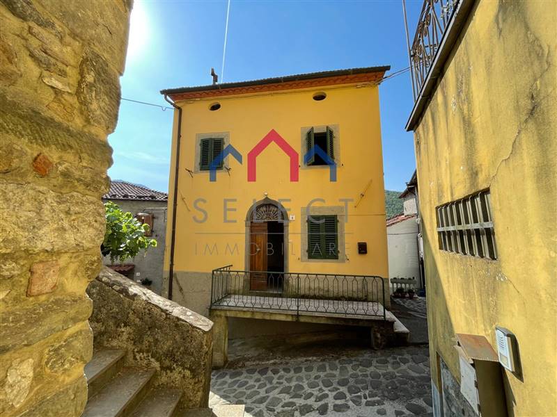 Casa semi indipendente da ristrutturare in zona Palleggio a Bagni di Lucca