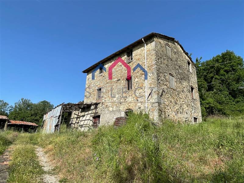 Rustico casale da ristrutturare in zona Cascio a Molazzana