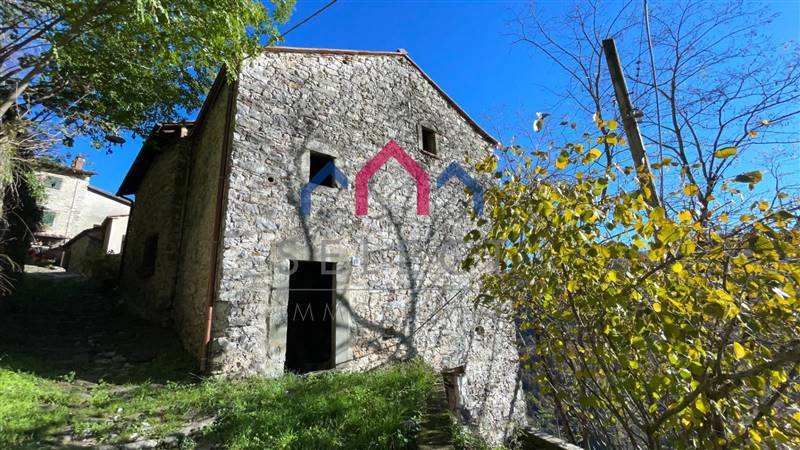 Casa semi indipendente da ristrutturare in zona Lucchio a Bagni di Lucca