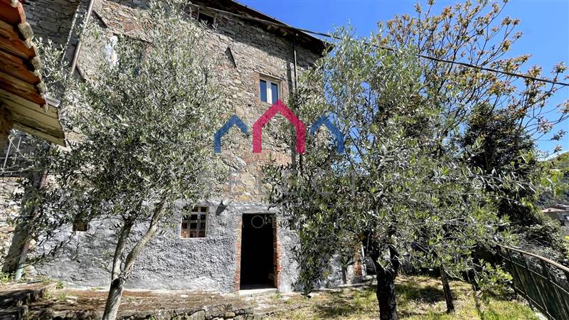 Casa semi indipendente abitabile in zona Partigliano a Borgo a Mozzano