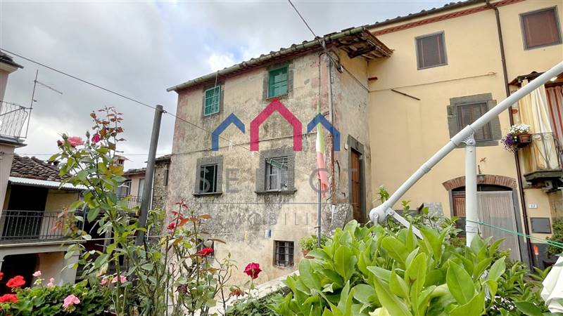 Casa semi indipendente da ristrutturare in zona Cune a Borgo a Mozzano