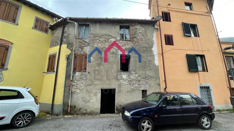 Casa semi indipendente da ristrutturare in zona Diecimo a Borgo a Mozzano
