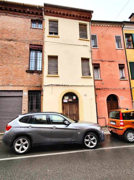 Casa singola in Via Ripagrande in zona Centro Storico a Ferrara