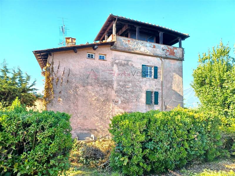 Rustico casale da ristrutturare in zona Corsanico a Massarosa