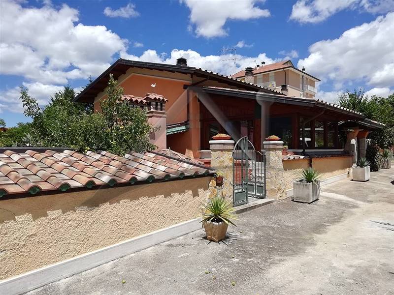 Villa in Via Dell'Indipendenza in zona Collarano a San Demetrio Ne'Vestini