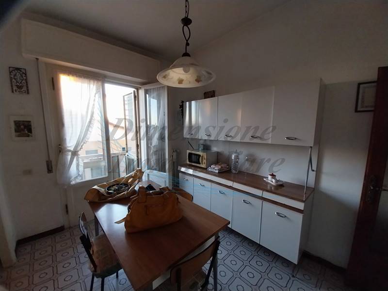 Tinello con affaccio sul balcone.jpg