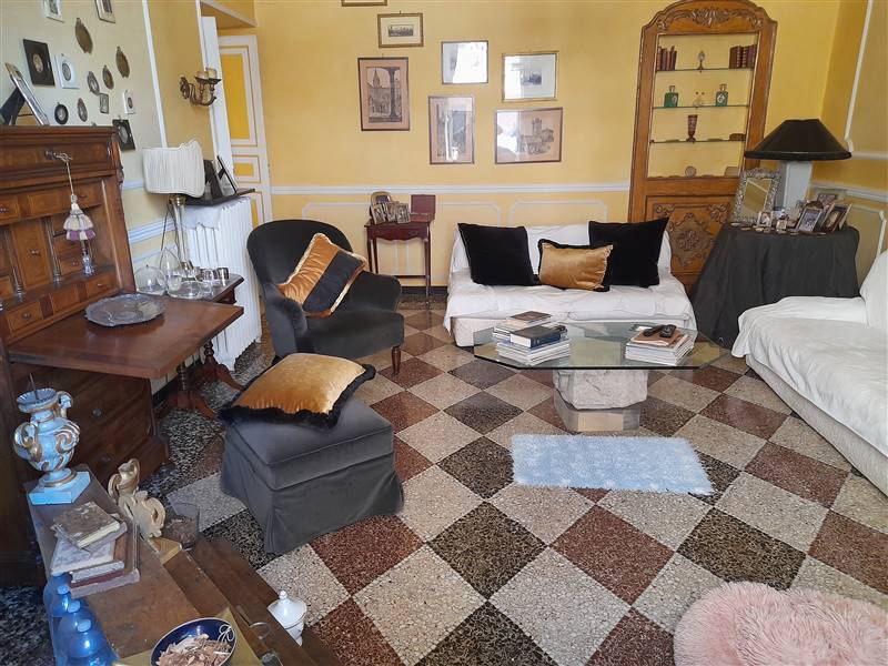 Appartamento in Via Alessandro Volta in zona Carignano a Genova