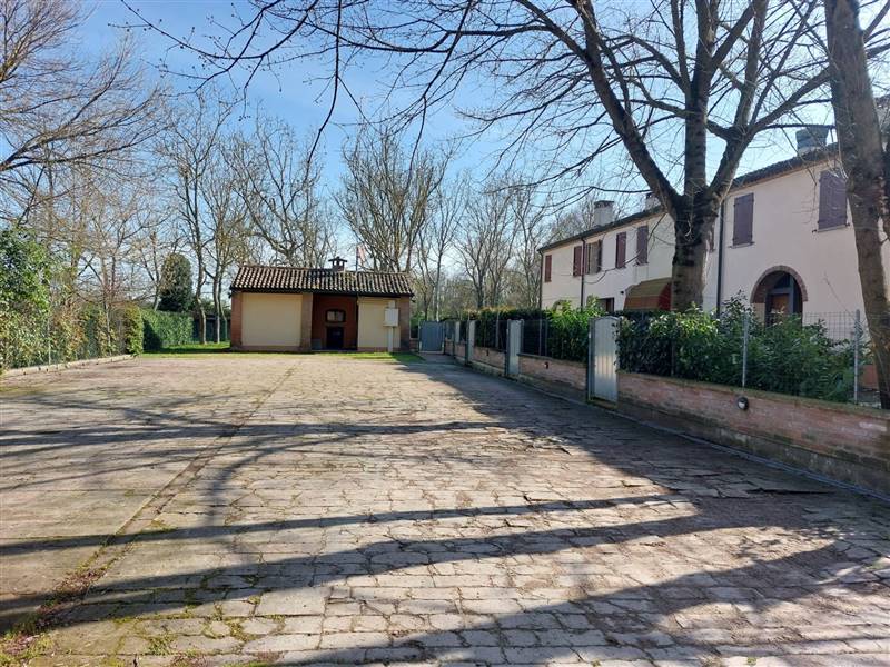 Villa a schiera in Via Cento in zona Porotto-cassana a Ferrara