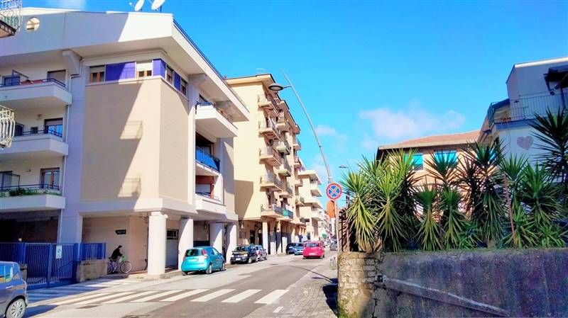 locale commerciale a Cava de' Tirreni in zona Centro Storico / Scacciaventi