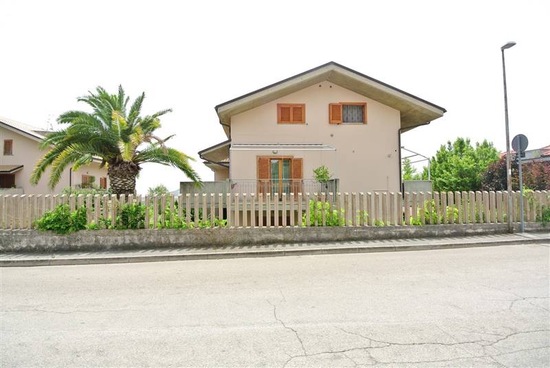 Appartamento indipendente in Via Delle Ginestre 13 in zona San Martino Bassa a Citta'Sant'Angelo