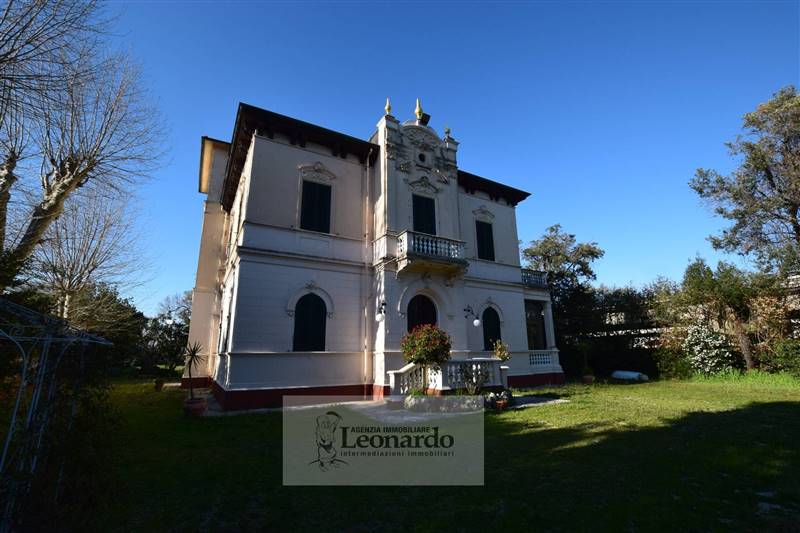 Villa in Viale Giacomo Puccini in zona Torre del Lago Puccini a Viareggio