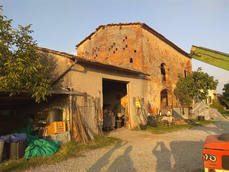 Rustico casale da ristrutturare in zona Casale a Prato