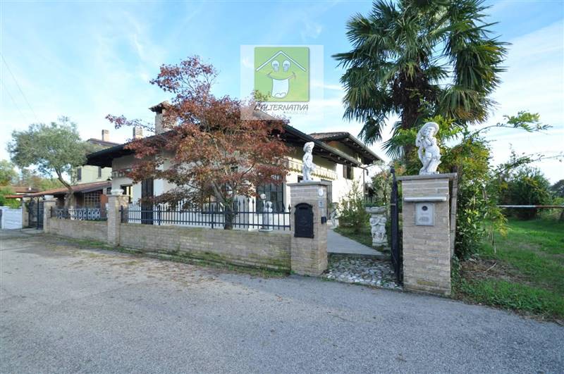 Villa in Via Dei Banduzzi, 15 in zona Castions Delle Mura a Bagnaria Arsa