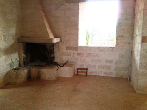 interno con caminetto