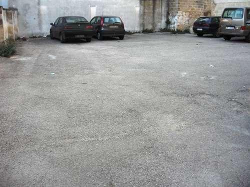 piazzale adibito a parcheggio